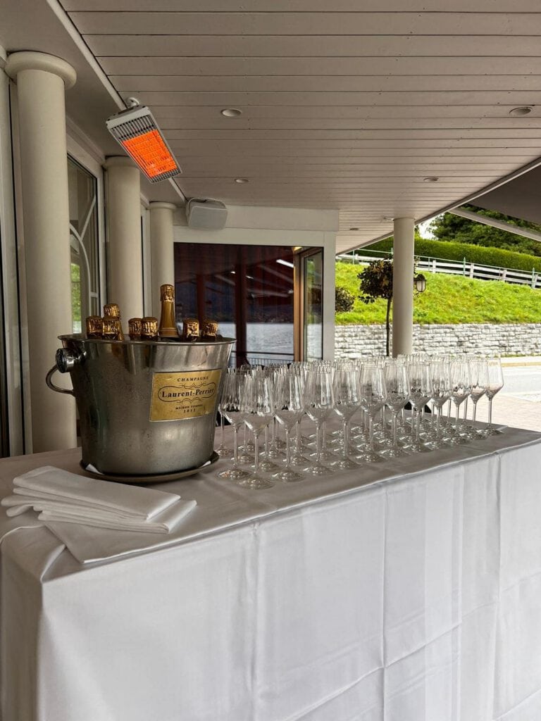 Champagner-Event bei PURA Erlebnismanufaktur mit Gläsern und Champagnerkühler.