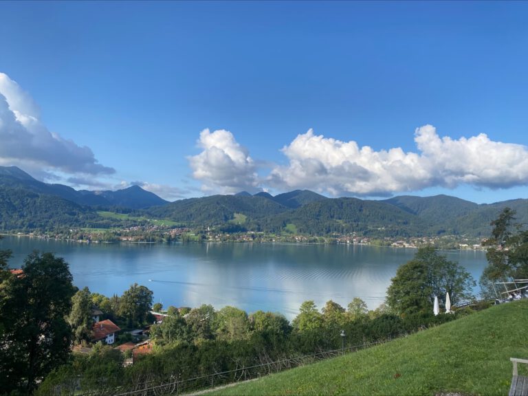 Schöner Blick auf See, Berge und Himmel bei PURA Erlebnismanufaktur.