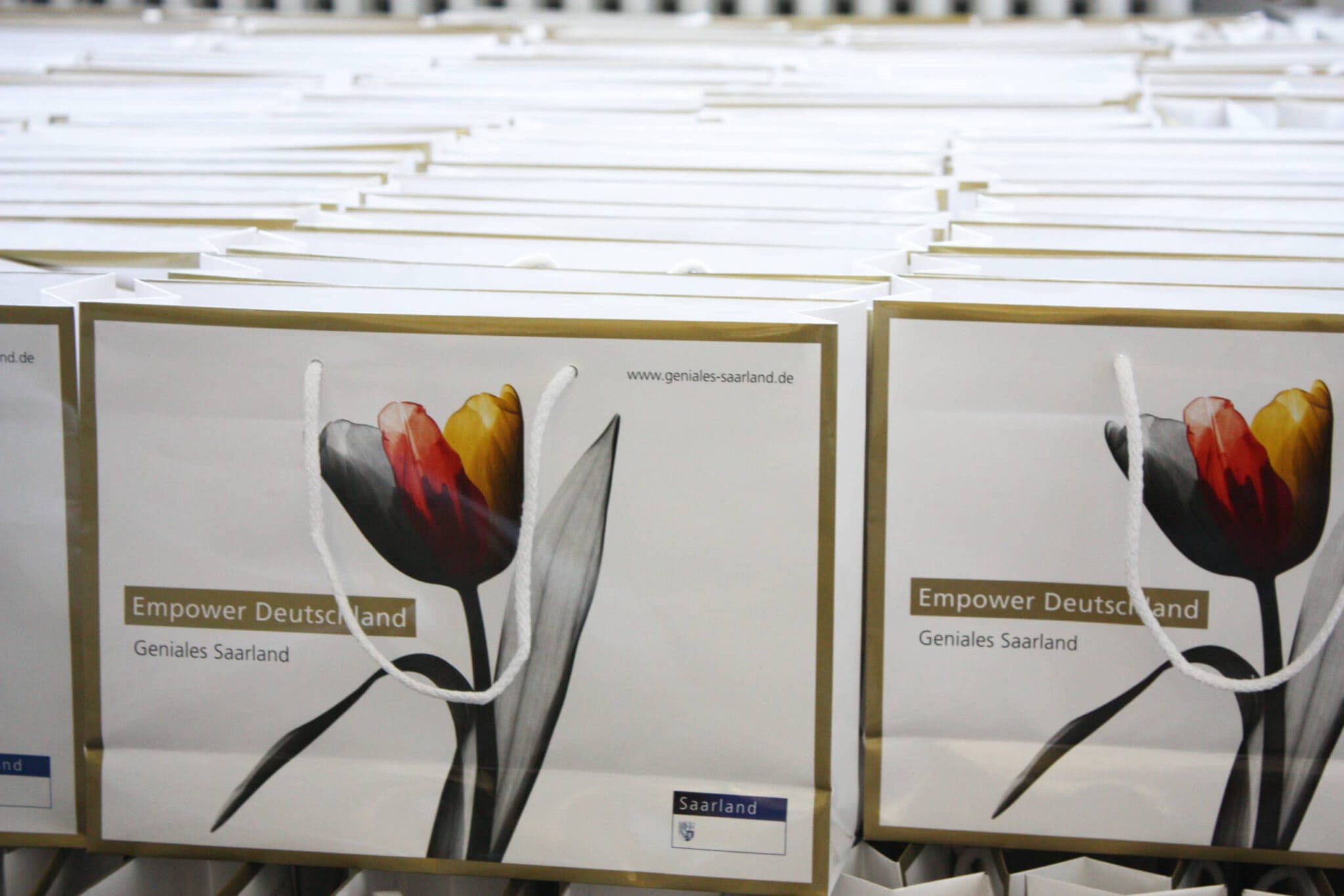 PURA Erlebnismanufaktur Geschenkboxen mit Tulpenmotiv für den Empower Kongress.