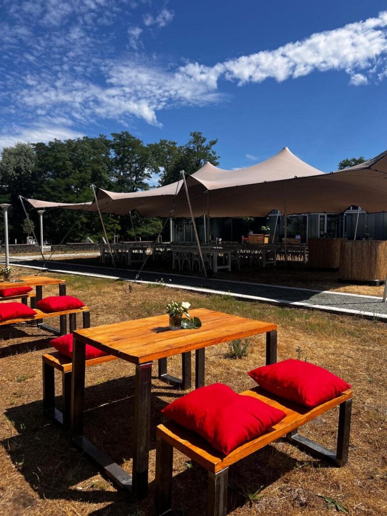 PURA Erlebnismanufaktur bei Sommerfest mit Zelt und Sitzgelegenheiten im Freien.