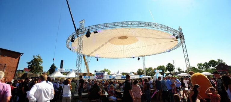 Großes Open-Air-Event bei PURA Erlebnismanufaktur mit Bühne und Publikum.