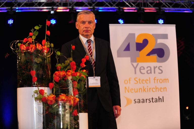 Mann bei Jubiläumsveranstaltung der Saarstahl in Neunkirchen, 425 Jahre.