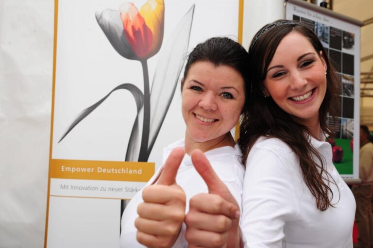 Zwei lachende Frauen bei PURA Erlebnismanufaktur auf der Empower Kongress.