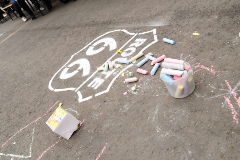 Bunte Kreidezeichnungen auf Asphalt bei einem Sommerfest.