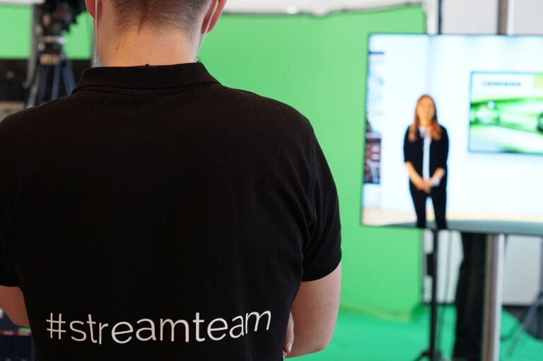 Mitarbeiter bei Digitale Vertriebstagung mit #streamteam-Shirt.