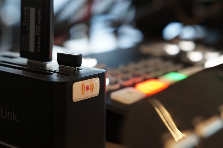 Draufsicht auf Audio- und Videotechnik bei Pura Erlebnismanufaktur.