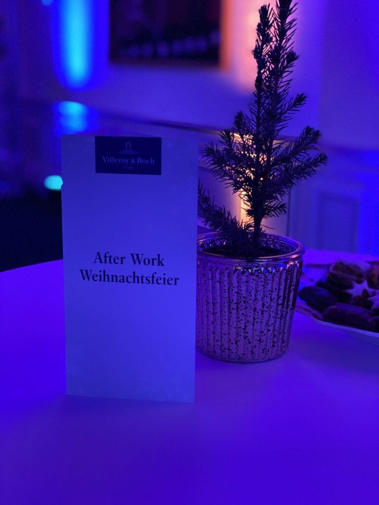 Weihnachtsfeier mit Tannenbaum und Menü bei PURA Erlebnismanufaktur.