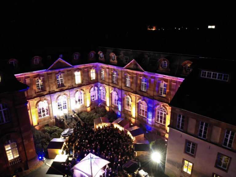 PURA Erlebnismanufaktur Weihnachtsfeier mit bunter Beleuchtung im Innenhof.