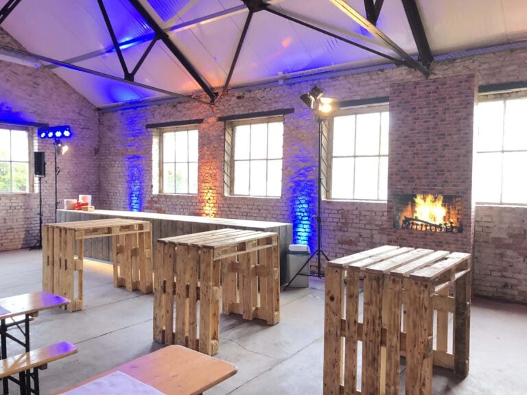 Rustikale Holzbar im festlichen Veranstaltungsraum bei Weihnachtsfeier.