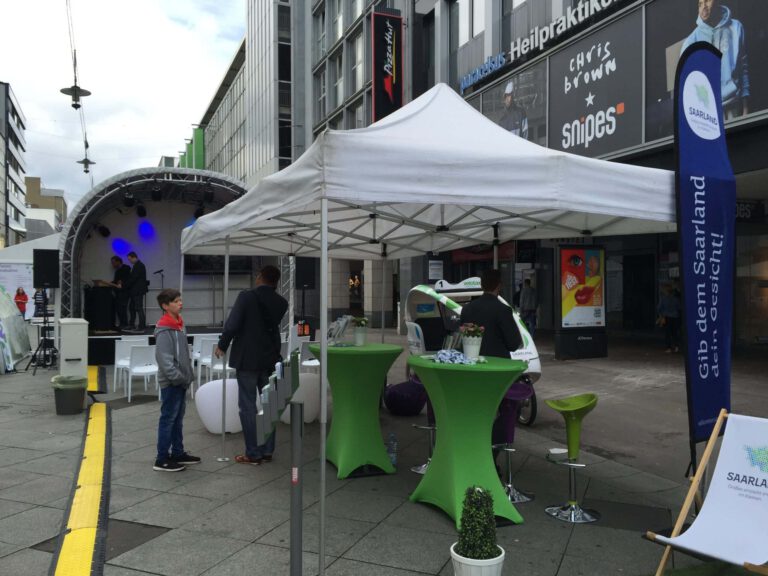 PURA Erlebnismanufaktur bei einer Outdoor-Jobmesse mit Zelt und Info-Stand.