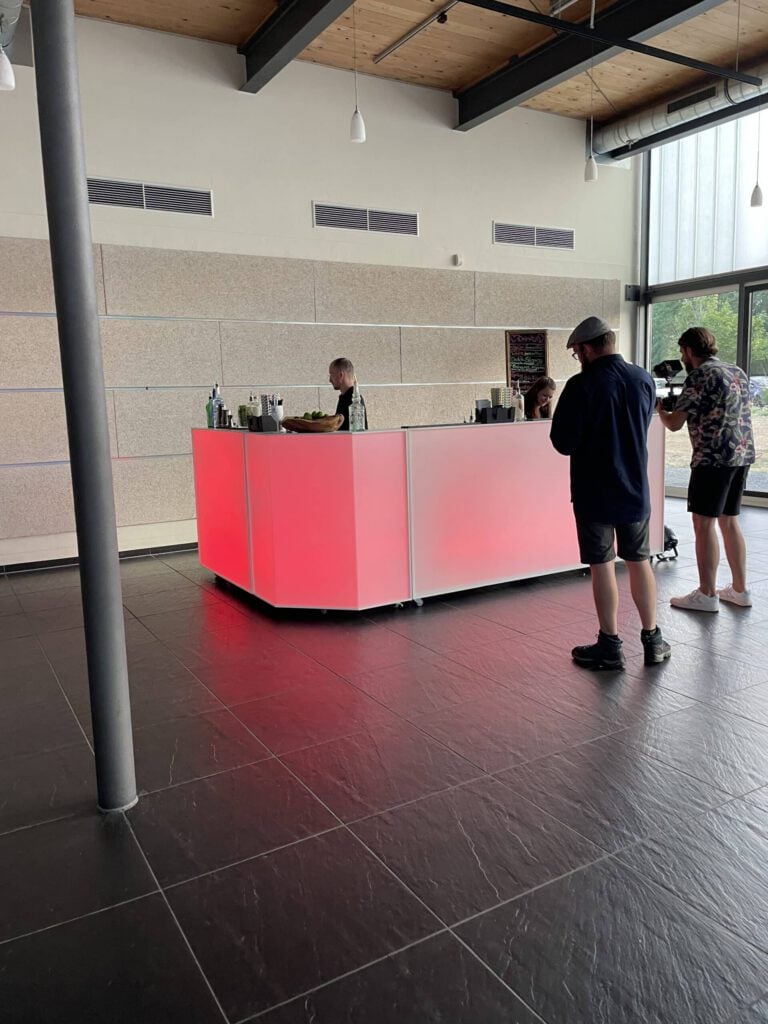 PURA Erlebnismanufaktur Bar mit Gästen beim Sommerfest.