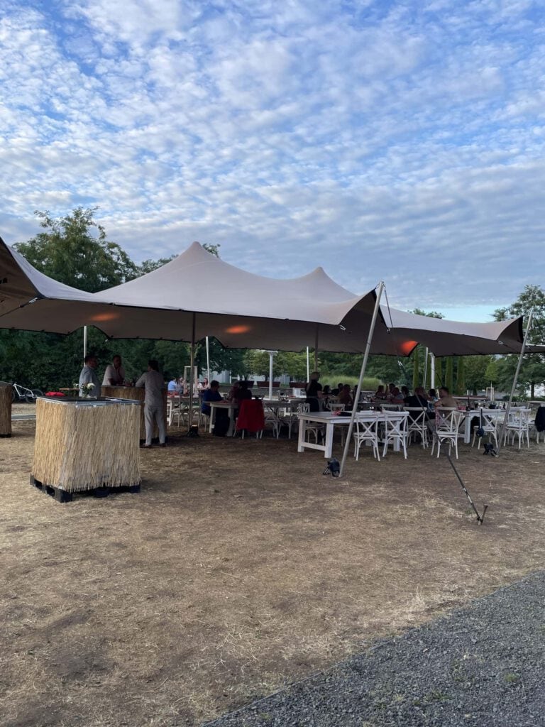 PURA Erlebnismanufaktur beim Klaus Faber Sommerfest unter einem großen weißen Zelt.