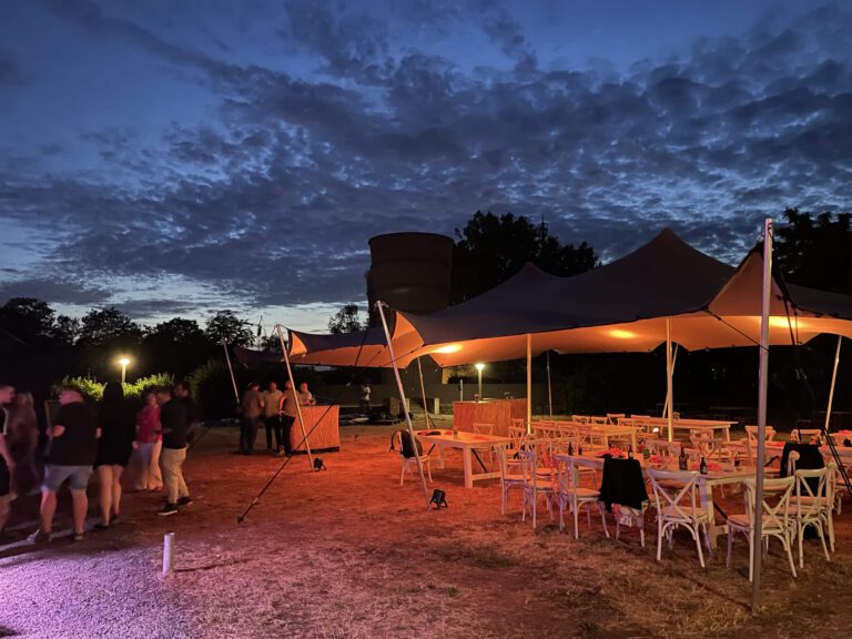 PURA Erlebnismanufaktur Sommerfest bei Sonnenuntergang mit Zelten und Gästen.