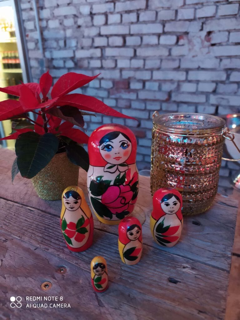 PURA Erlebnismanufaktur Weihnachtsdeko mit Matroschka-Puppen und Poinsettia.