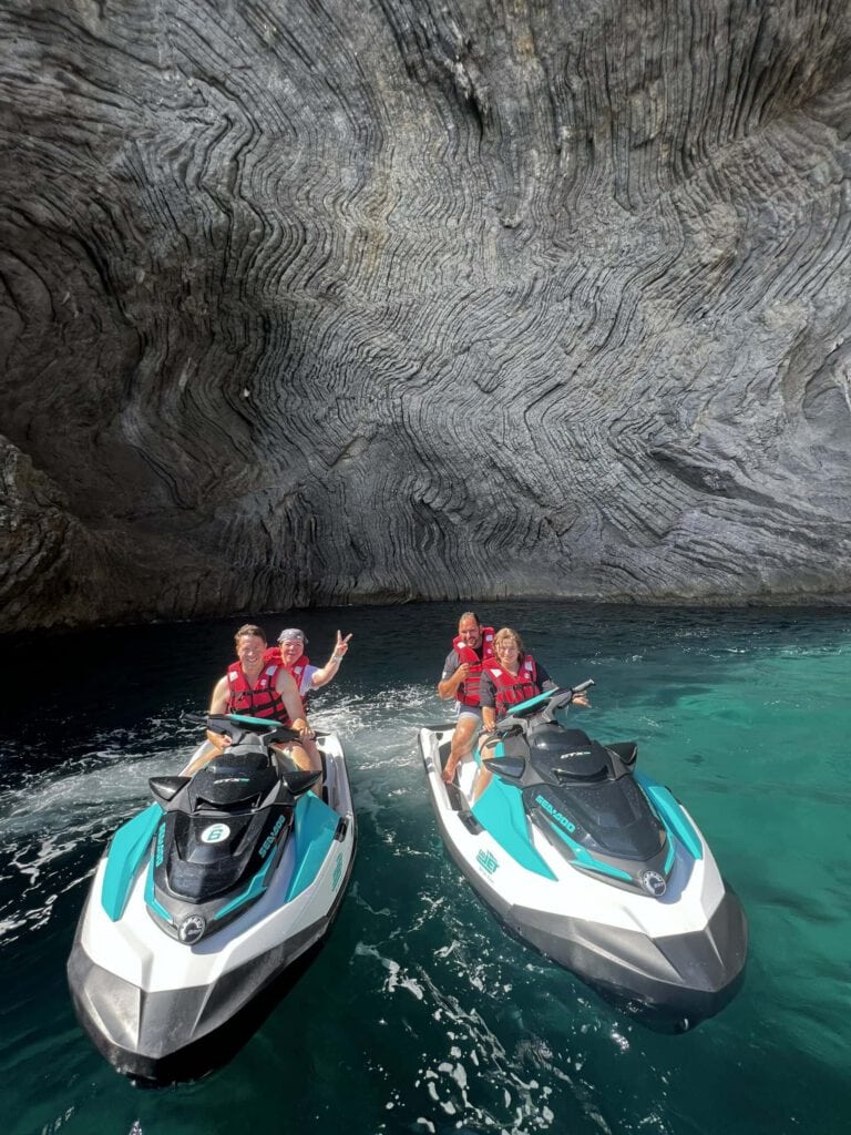 Abenteuerliche Jet-Ski-Fahrt vor beeindruckender Felswand bei Incentive & Teambuilding.
