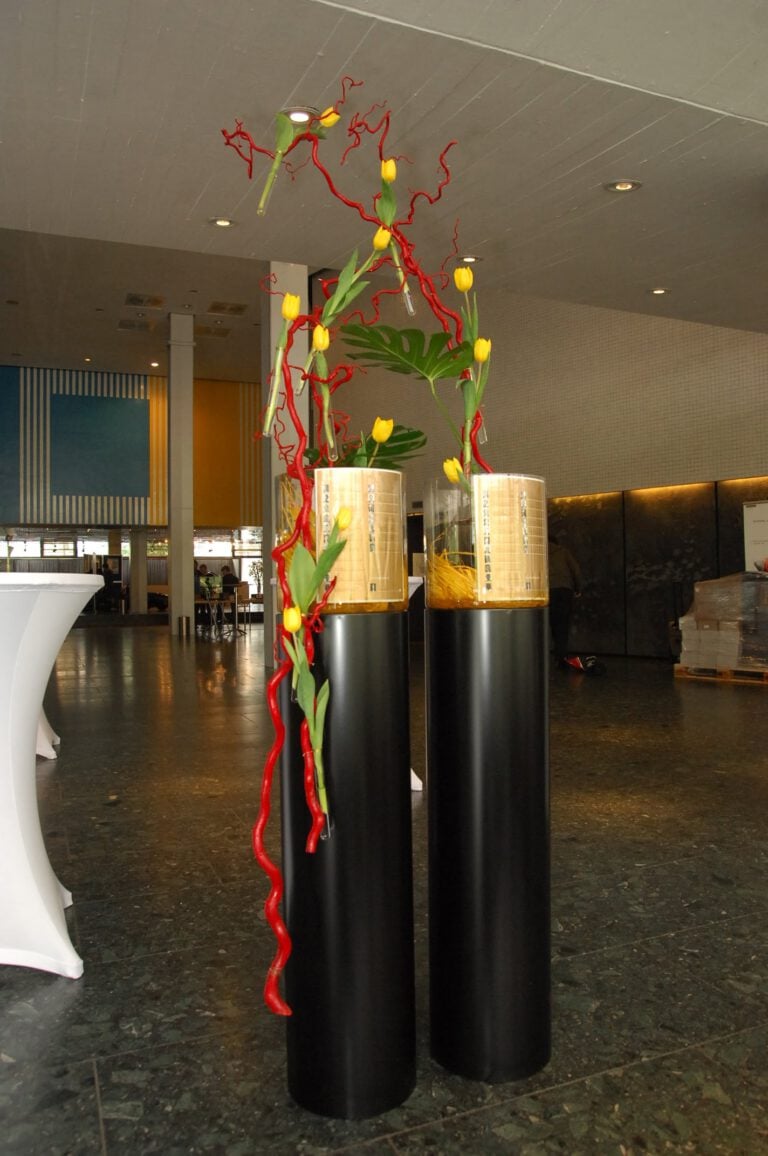 Kreative Blumen- und Kerzenarrangement bei PURA Erlebnismanufaktur.