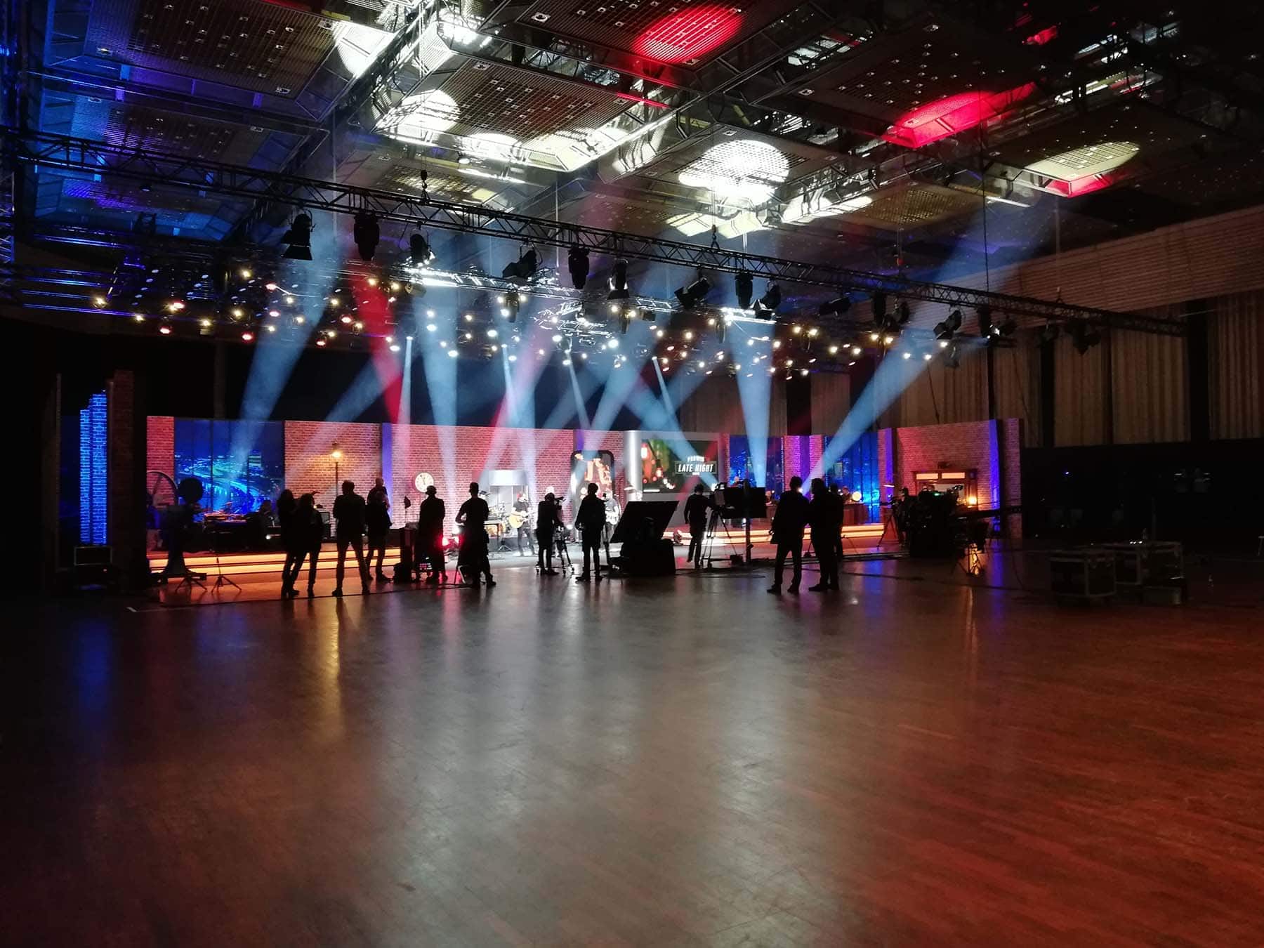 Eventbühne mit Licht- und Tontechnik bei PURA Erlebnismanufaktur.
