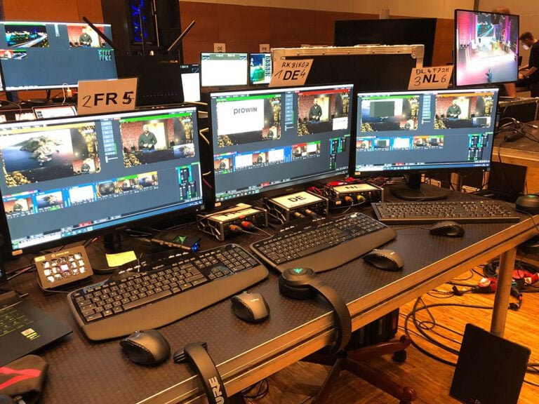 Drei Computerbildschirme im Produktionsstudio der PURA Erlebnismanufaktur.