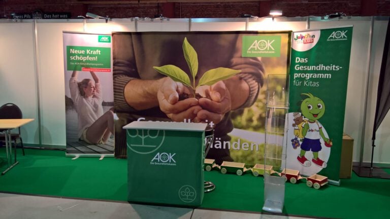 Messestand der PURA Erlebnismanufaktur mit Fokus auf Nachhaltigkeit und Gesundheit.