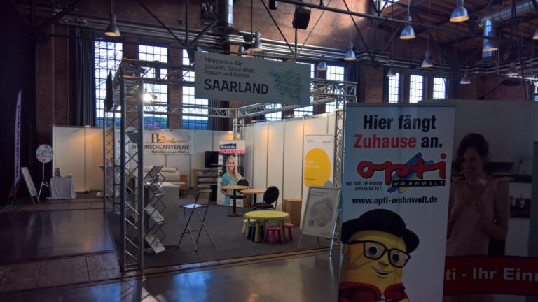 Messestand der PURA Erlebnismanufaktur auf einer Messe in Saarland.