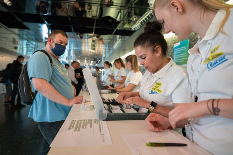 Teilnehmer bei Werkstätten:Tag 2022 bei PURA Erlebnismanufaktur in Interaktion.