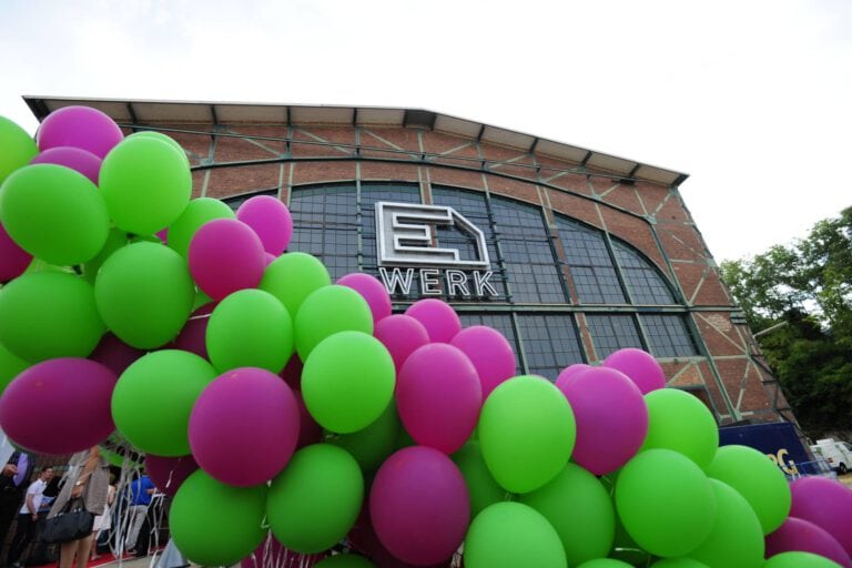 Bunte Ballons vor der PURA Erlebnismanufaktur bei einer Veranstaltung.