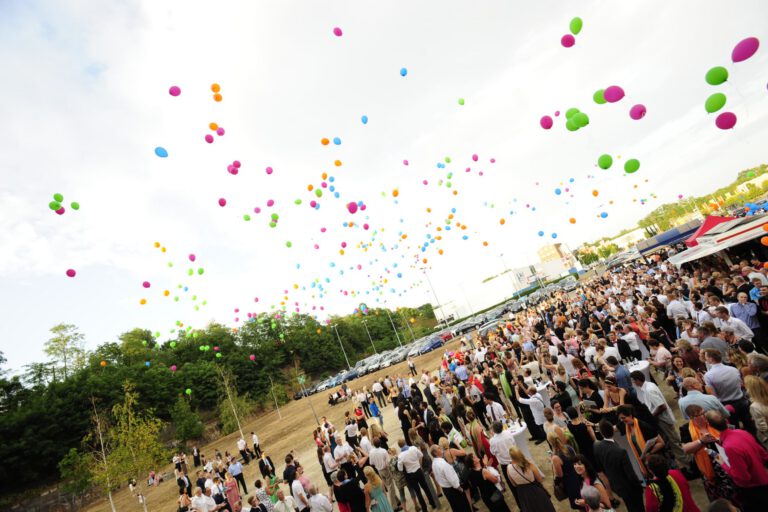 Bunte Ballons steigen bei der Grad Night Veranstaltung auf dem Himmel auf.