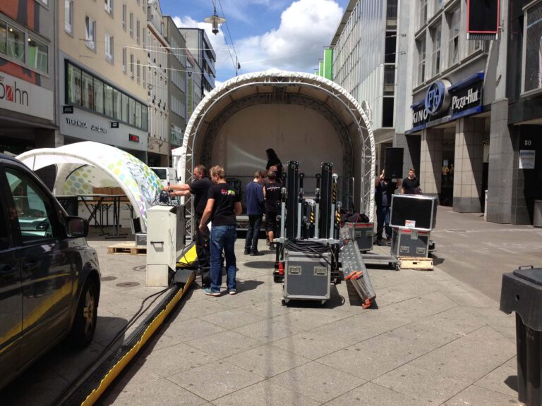 Aufbau einer Outdoor-Bühne für eine Veranstaltung in der Stadt.