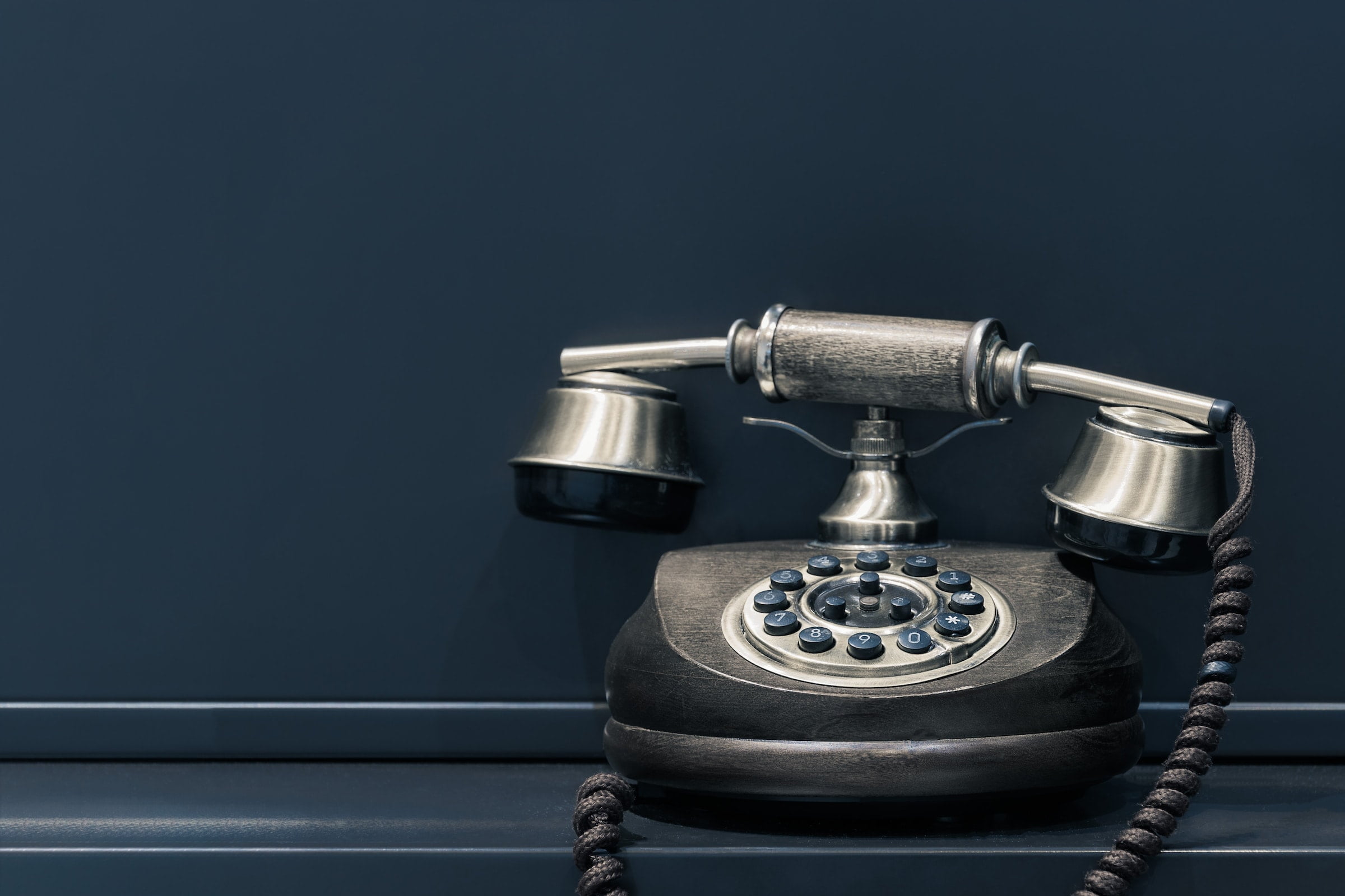 Telefon (Retro) - Foto von Pawel Czerwinski auf Unsplash