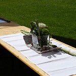 Elegante Tischdekoration mit Bambus und Blumen für Event.