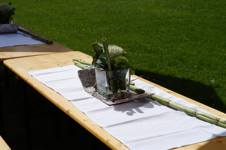Elegante Tischdekoration mit Bambus und Blumen für Event.