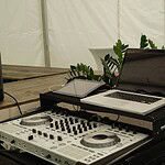 DJ-Equipment bei PURA Erlebnismanufaktur im Freien.