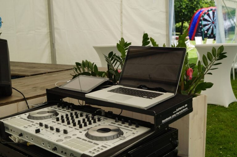 DJ-Equipment bei PURA Erlebnismanufaktur im Freien.