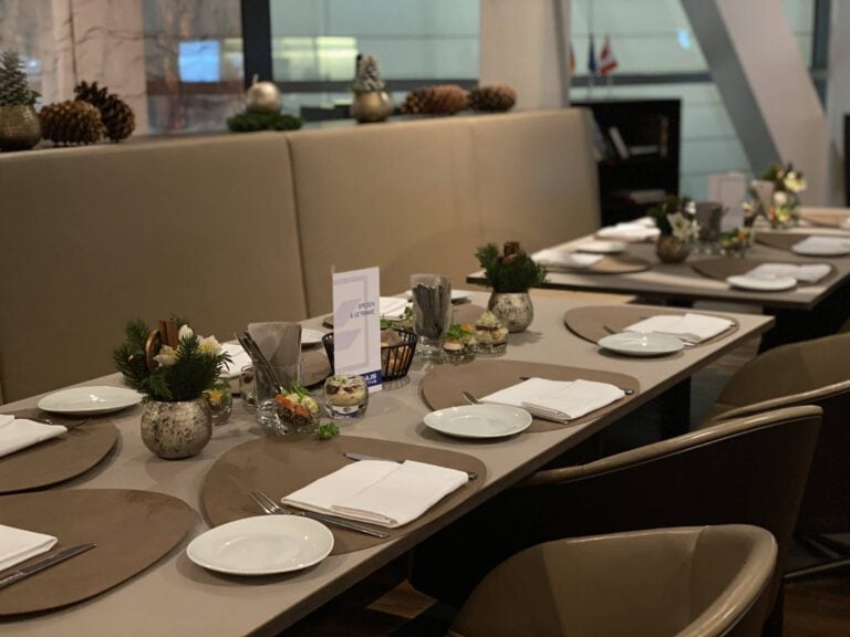 Eleganter Tisch mit festlicher Dekoration bei PURA Erlebnismanufaktur.