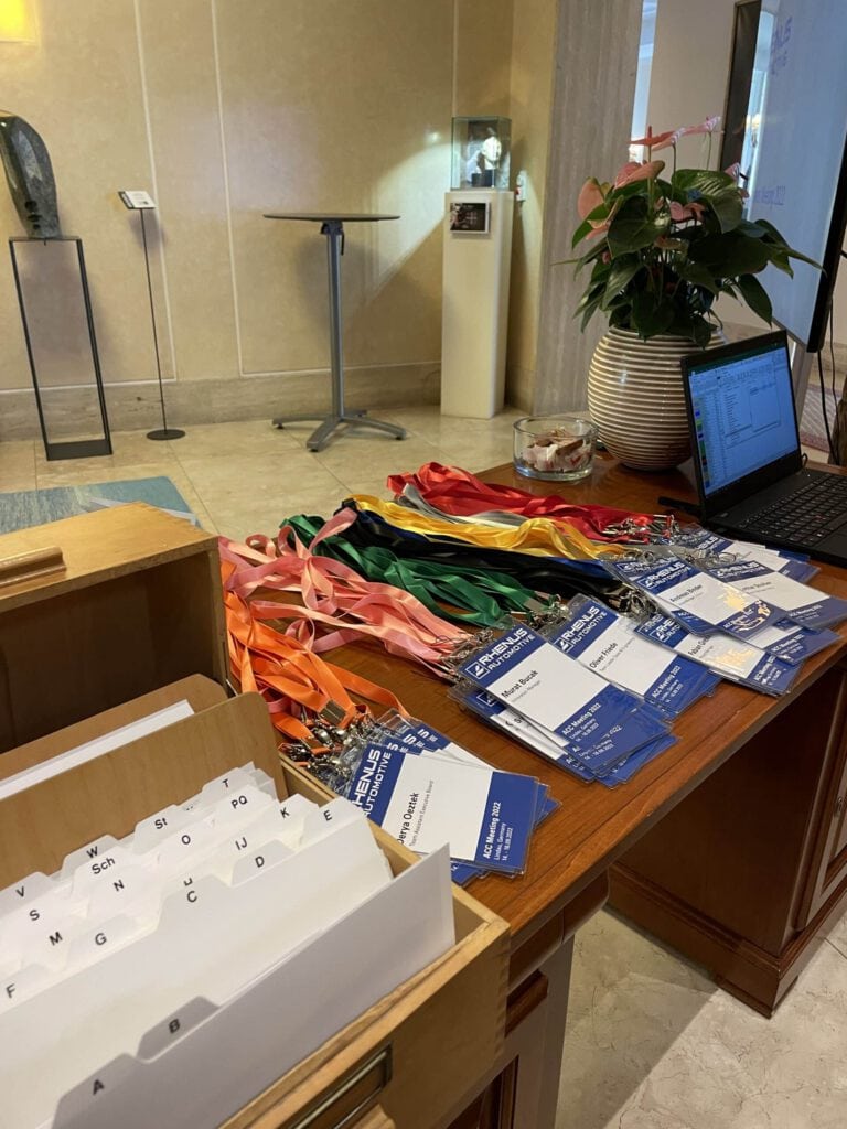 PURA Erlebnismanufaktur Messestand mit Medaillen und Informationsmaterialien.