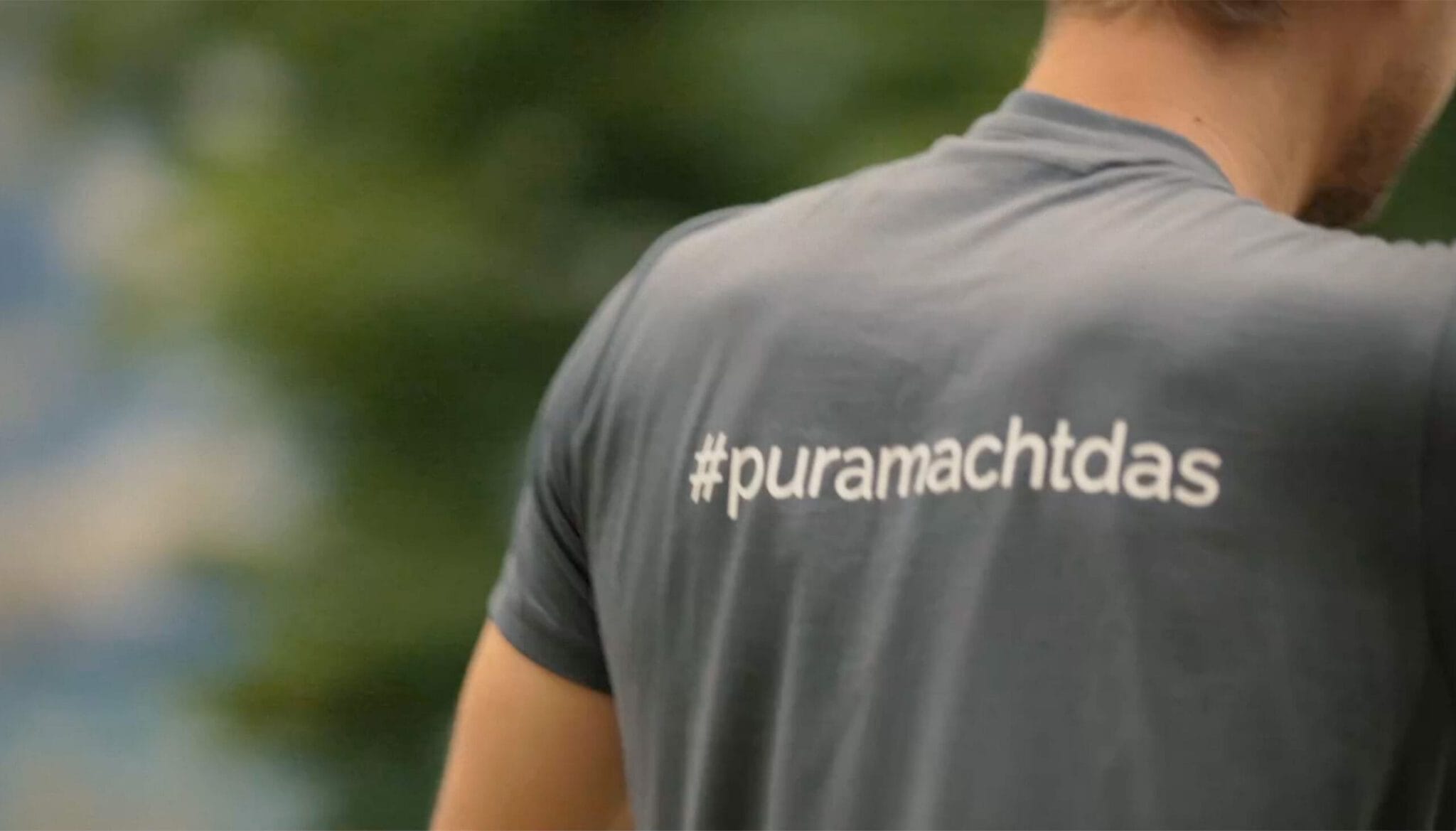 Mann trägt T-Shirt mit #puramachtDas auf der Rückseite.